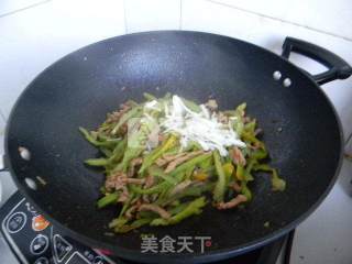 牛里脊炒苦瓜的做法步骤：11