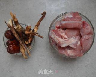 五指毛桃排骨汤的做法步骤：1