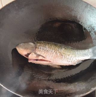 粉葛鲫鱼汤的做法步骤：3