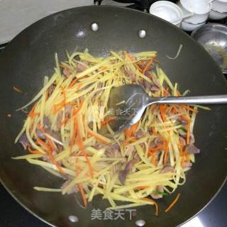 鸡杂炒土豆胡萝卜丝的做法步骤：6