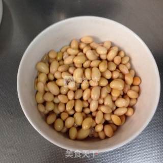 西芹炒黄豆的做法步骤：1