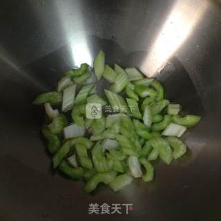 西芹炒黄豆的做法步骤：3