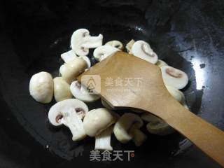 蘑菇炒菠菜的做法步骤：4