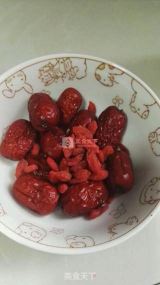 红枣鸽子汤的做法步骤：2