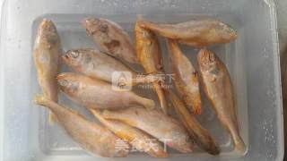 黄花鱼的做法步骤：1