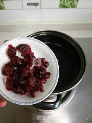 蔓越莓酒酿鸡蛋汤的做法步骤：2