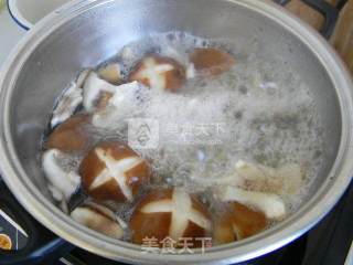 香菇炒栗子的做法步骤：3