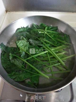 手工菠菜面的做法步骤：1