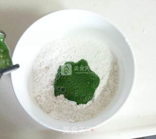 手工菠菜面的做法步骤：3