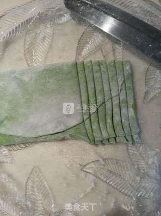 手工菠菜面的做法步骤：5