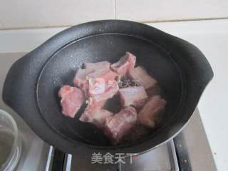 口蘑烧排骨的做法步骤：2