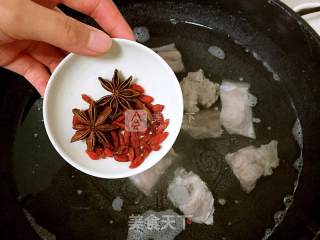 滋补明目—山药枸杞排骨汤的做法步骤：4