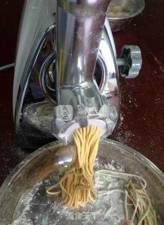 用绞肉机做的胡萝卜面条的做法步骤：3