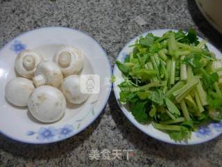 芹菜炒蘑菇的做法步骤：1