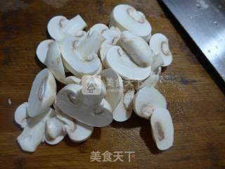 芹菜炒蘑菇的做法步骤：2