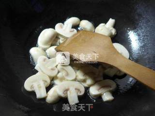芹菜炒蘑菇的做法步骤：3