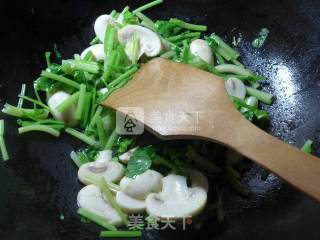芹菜炒蘑菇的做法步骤：6