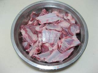 羊肉炖萝卜的做法步骤：1