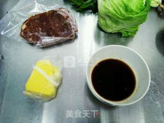 黑椒浇汁煎牛排的做法步骤：1