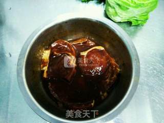 黑椒浇汁煎牛排的做法步骤：2