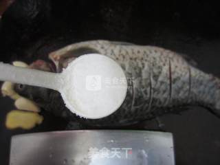 胡萝卜鲫鱼菜干汤的做法步骤：6