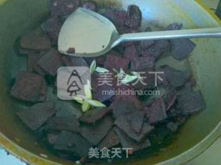 白菜炒黑米糕的做法步骤：6