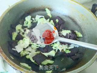 白菜炒黑米糕的做法步骤：9