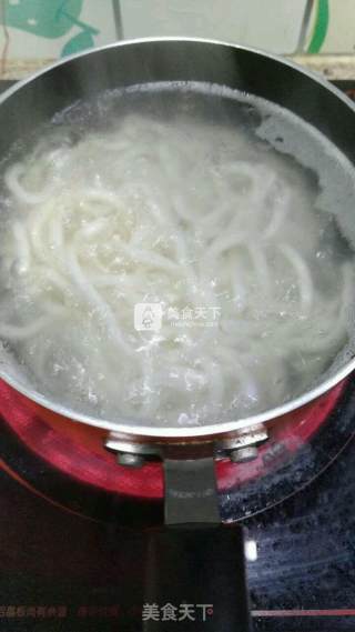 番茄炒乌东面的做法步骤：3