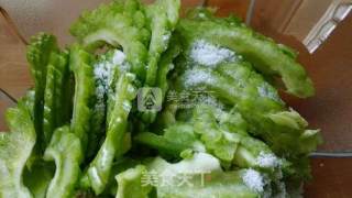湘式苦瓜炒肉的做法步骤：1
