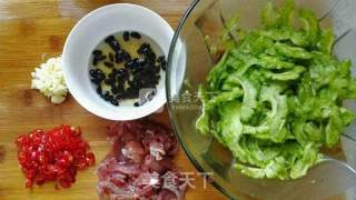 湘式苦瓜炒肉的做法步骤：2
