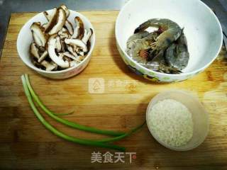 香菇虾仁提气粥的做法步骤：1