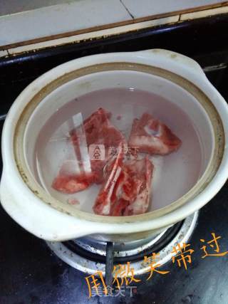 骨头萝卜汤的做法步骤：1