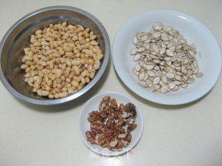 南瓜籽核桃豆浆的做法步骤：2