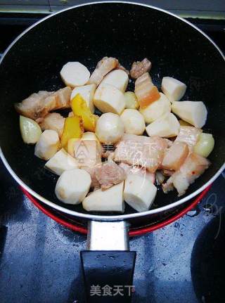五花肉烧小芋头的做法步骤：6