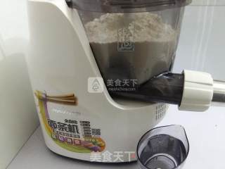 猪肉酸菜馅饼的做法步骤：1