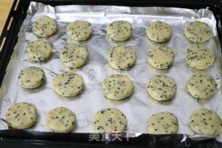 老少偕爱的酥香脆全麦黑芝麻饼干的做法步骤：4