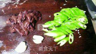 青椒炒猪肝的做法步骤：1