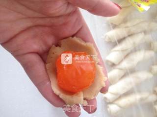 蛋黄酥的做法步骤：8
