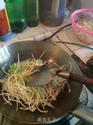 牛肉炒豆芽的做法步骤：4