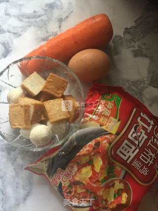 鱼豆腐鱼丸炒面的做法步骤：1