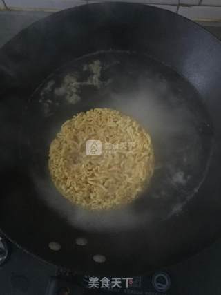 鱼豆腐鱼丸炒面的做法步骤：3