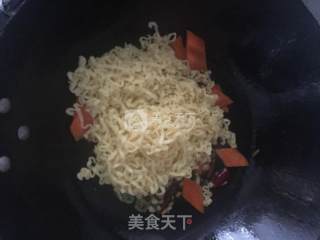 鱼豆腐鱼丸炒面的做法步骤：9