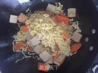 鱼豆腐鱼丸炒面的做法步骤：10