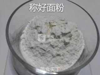 广式豆沙蛋黄月饼的做法步骤：3