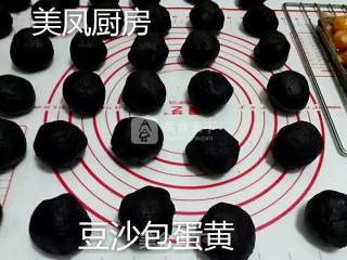 广式豆沙蛋黄月饼的做法步骤：17