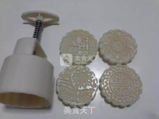广式豆沙蛋黄月饼的做法步骤：25