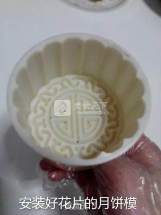 广式豆沙蛋黄月饼的做法步骤：27