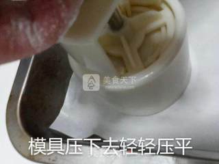 广式豆沙蛋黄月饼的做法步骤：30