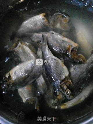 青红椒炒小干鱼的做法步骤：1