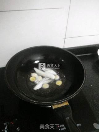 青红椒炒小干鱼的做法步骤：4